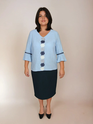 Bluză din imitație de in, cu croială lejeră și mâneci clopot cu detalii decorative. Modelul …