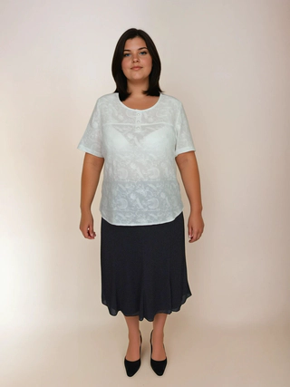 Bluză din pânză topită cu broderie și trei năsturei. Având mâneci scurte, este ideală pentru …