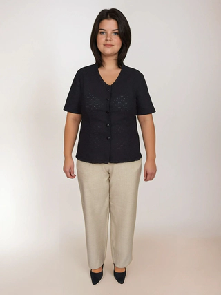 Bluză din pânză topită, brodată, cu mânecă scurtă, încheiată cu nasturi, perfectă pentru …