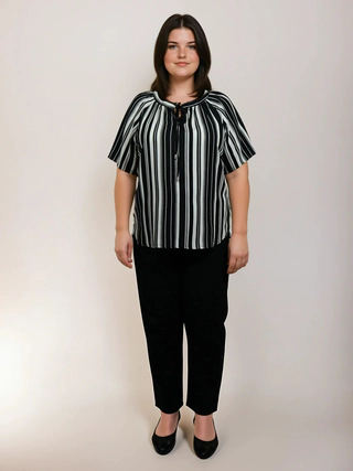 Bluză tip ie, perfectă pentru purtarea zilnică. Bluzele au mâneci trei-sferturi sau scurtă și …