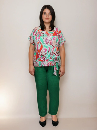 Bluză cu imprimeuri diverse, disponibilă și în varianta simplă, fără imprimeuri. Materialul …