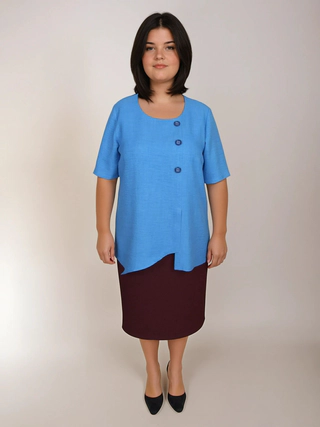 Bluză din material textil cu mânecă scurtă. Modelul prezintă trei nasturi decorativi așezați pe …