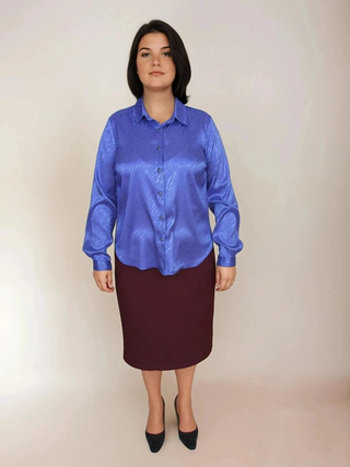 Cămaşă din satin cu dungi diagonale subţiri, care oferă o eleganţă deosebită. Mânecile lungi cu …