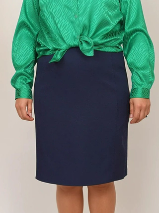 Fustă cu căptușeală, croială dreaptă, dispune de cusături ornamentale pe părțile laterale. …