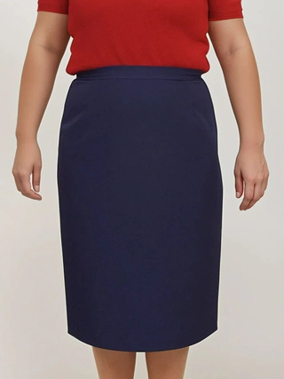 Fustă cu căptușeală disponibilă în diverse culori. Materialul puțin elastic o face comfortabilă …