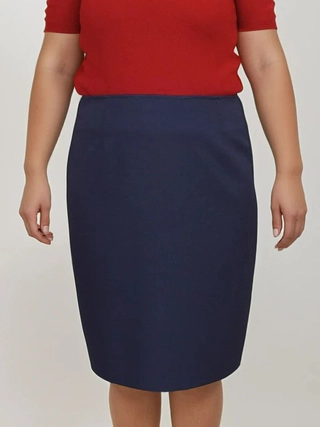 Fustă dreaptă, fără betelie, cu căptușeală și închidere cu fermoar. Designul simplu cu lungime …