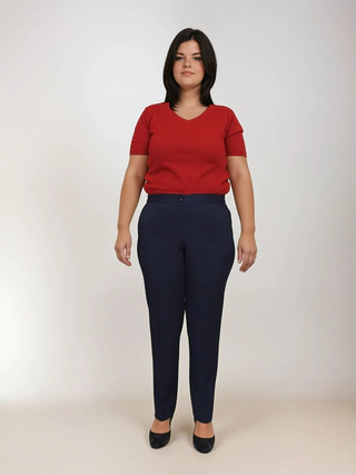 Pantaloni subțiri pentru perioada verii, cu croială clasică. Modelul clasic cu buzunare, …