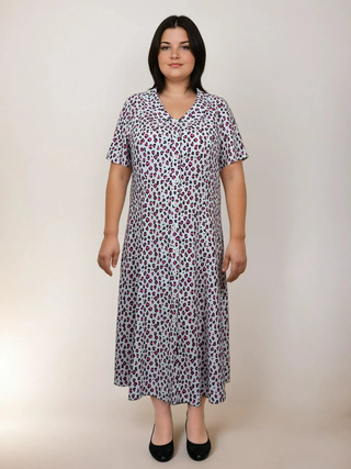 Rochie vâscoză, încheiată cu nasturi și mânecă scurtă. Toate modelele prezintă imprimeuri …